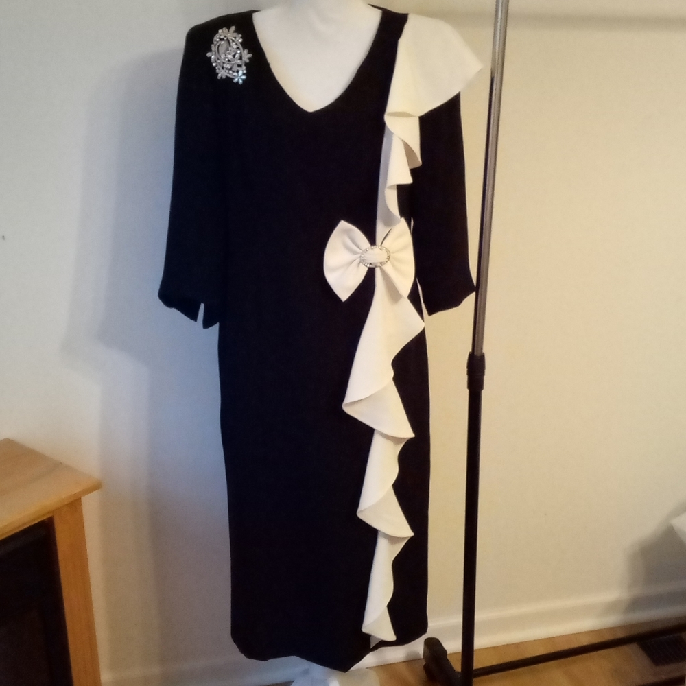 Lily & Taylor NY Size 8 Formal Cocktail Dress Side Ruffle W/Rhinestone Brooch